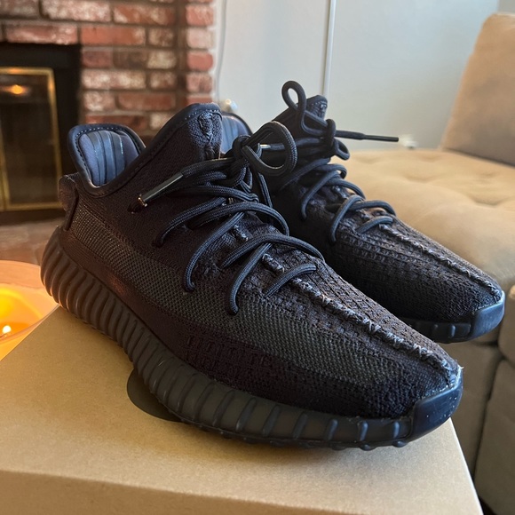 2023 YEEZY BOOST 350 “PIRATE BLACK” - Picture 1 of 8
